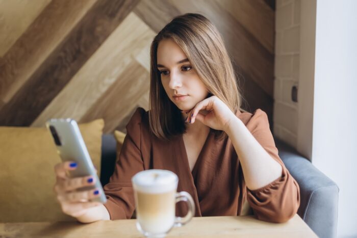 突然ブロックする女性心理14選！彼氏や好きな人をブロックする心理や対処法とは？