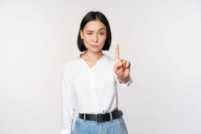 相手からの急な誘いは毅然とした態度で断る