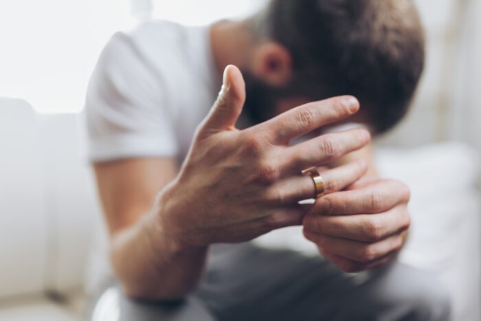 既婚者同士で好きな気持ちを抑える方法10選!恋心の抑え方を解説 既婚者同士で好きな気持ちを抑える方法10選!恋心の抑え方を解説