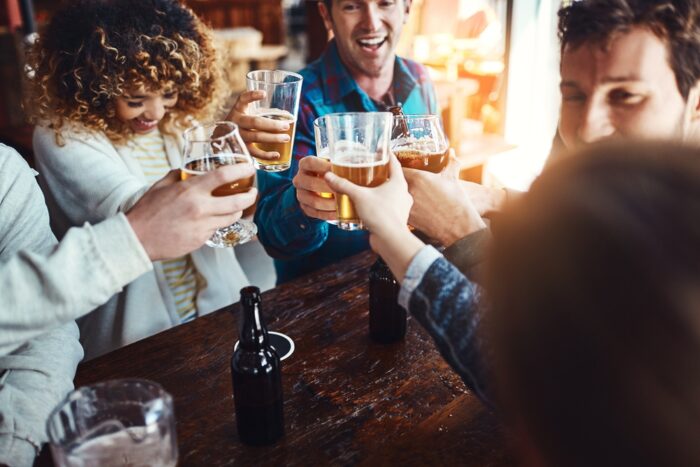 飲み会で毎回相手の隣に座る 飲み会で毎回相手の隣に座る
