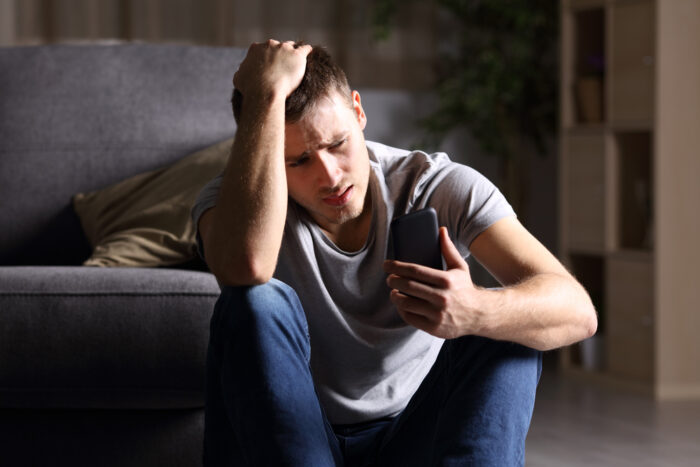 冷めて振ったけど後悔してる男の行動8選!未練があるときの言動とは? 冷めて振ったけど後悔してる男の行動8選!未練があるときの言動とは?