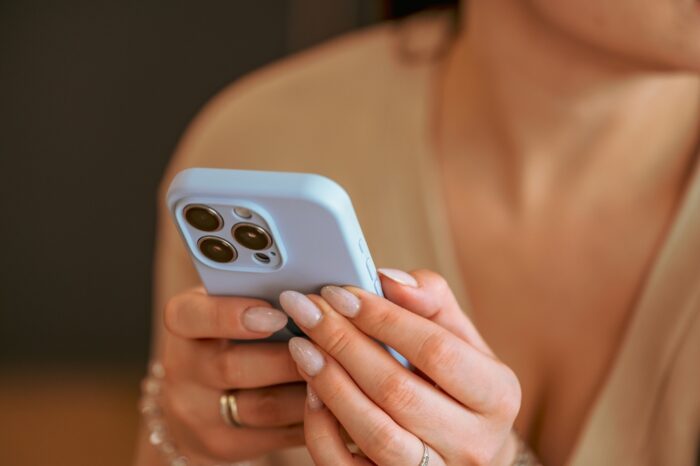 【年下男性をキュンとさせる方法】年下男子を意識させるLINEの送り方とは?