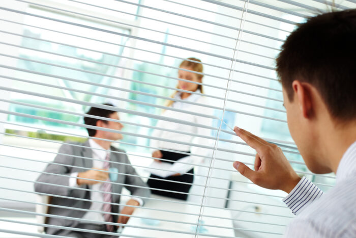 あなたが他の男性と話していると不機嫌になる