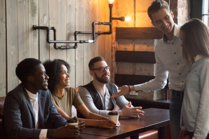 友人や家族など、親しい人に紹介してくれるか 友人や家族など、親しい人に紹介してくれるか