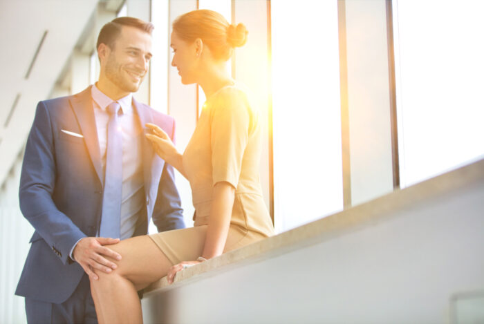 職場の既婚男性がハマる特別な女性とは？自分に気がある男性の行動を徹底解説！