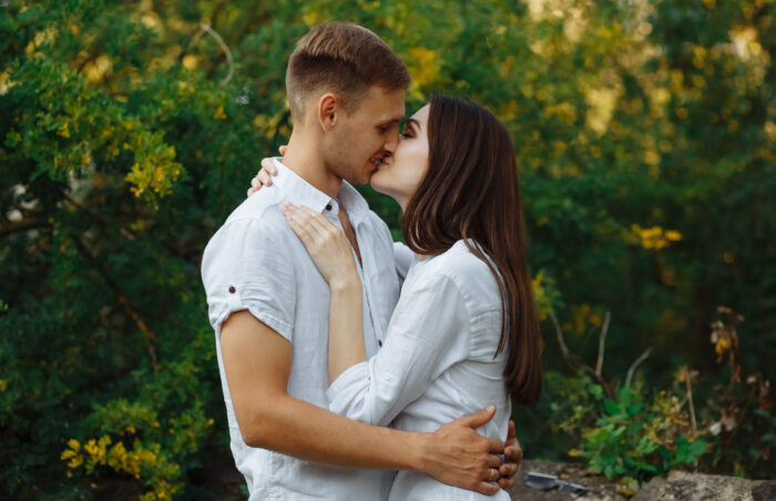 女性の体をしっかり支えてキスをする 女性の体をしっかり支えてキスをする