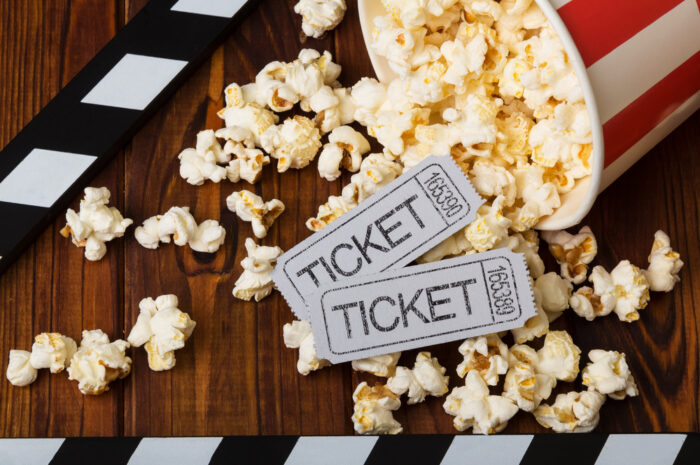 「映画の割引券をもらっちゃって。一緒に行かない?」 「映画の割引券をもらっちゃって。一緒に行かない?」