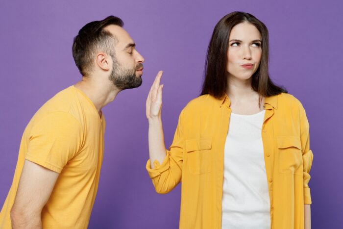 誘いを断られたらあっさり引く男性心理は？誘い断ったら連絡こなくなった時の対処法