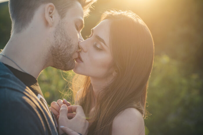 ハグやキスなど、軽いスキンシップを添える