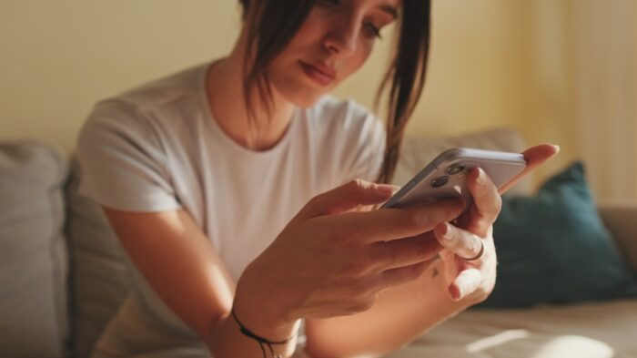 デートの誘いに「予定が合えば」と返信する女性心理は?