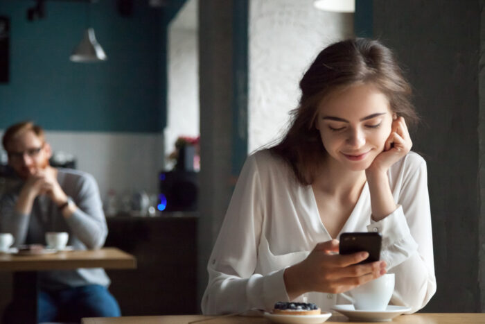 LINEでは会話が盛り上がるのに、現実だと話したがらない