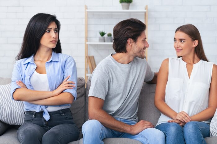 あなたの女友達と仲良くしたがる