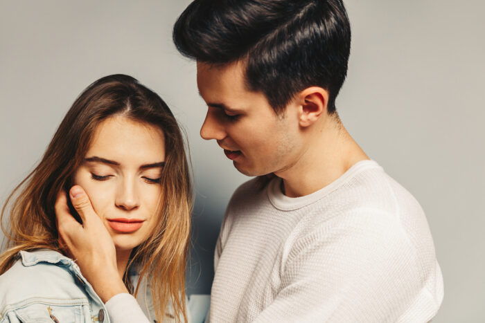 付き合ってないのに顔を触ってくる男性への対応方法は?距離の縮め方 付き合ってないのに顔を触ってくる男性への対応方法は?距離の縮め方