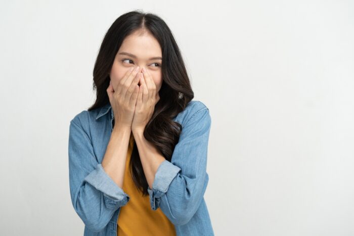 恥ずかしそうに顔を赤らめる 恥ずかしそうに顔を赤らめる
