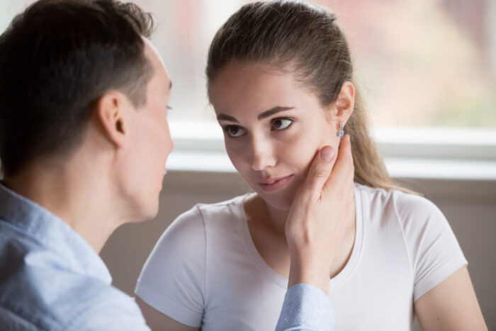 付き合ってないのにほっぺを触る男性が脈ありか脈なしかの判断ポイントは? 付き合ってないのにほっぺを触る男性が脈ありか脈なしかの判断ポイントは?