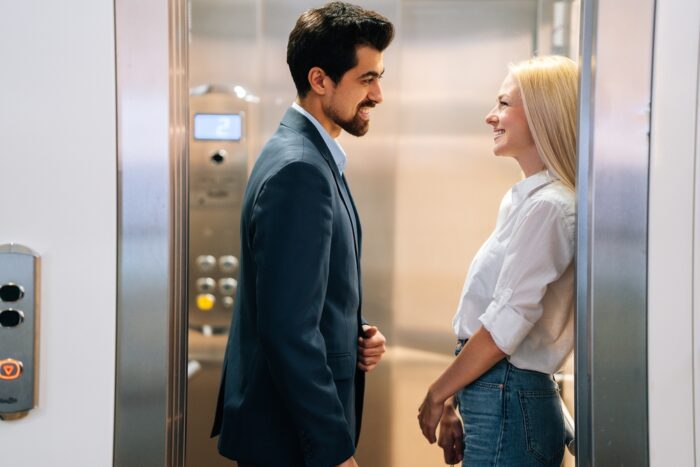 職場の女性からボディタッチされたら?仲を深める方法を解説!