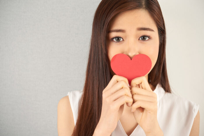 奥手女性の気づいてほしいサインとは？意識している態度を解説！