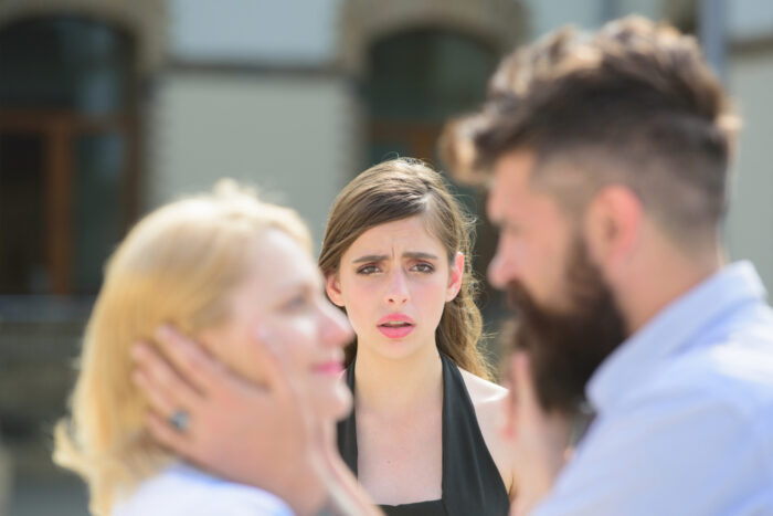 あなたが他の女性と話していると落ち込む