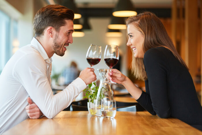 「久しぶりに2人で会おう」と誘ってくる