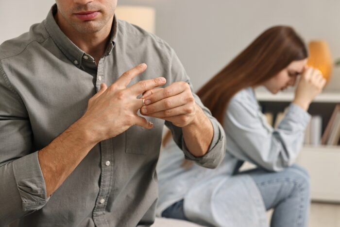 彼女に振られたらあっさり引く男性心理とは？振られたら追わない男は未練がないの？