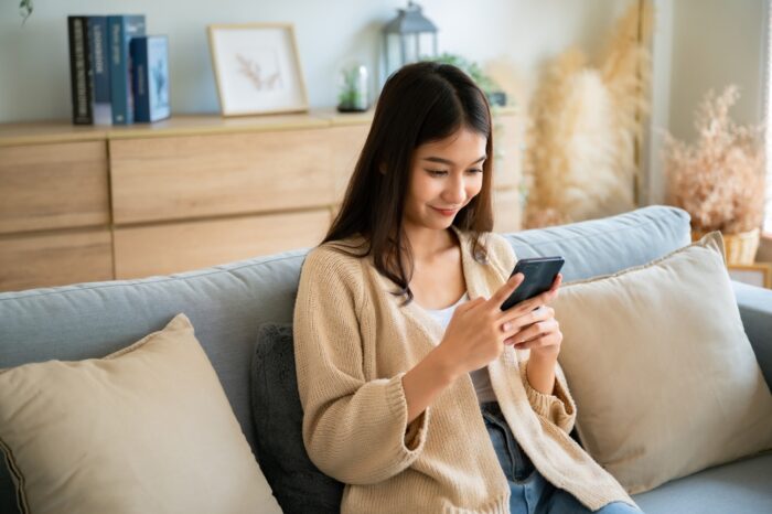 SNSで彼の近況をそれとなくチェックする SNSで彼の近況をそれとなくチェックする