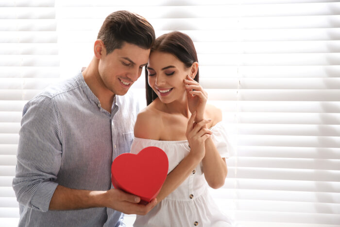 AB型男性のぞっこんサイン12選！溺愛している本命に見せる大好きサインとは？