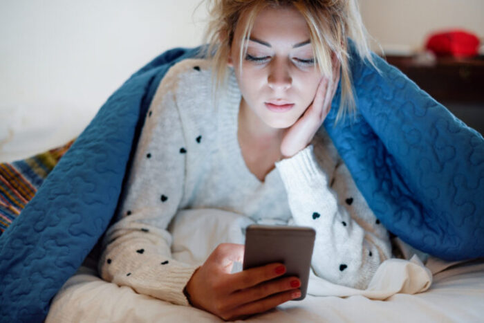 SNSなどで相手の近況を確認し、連絡すべきタイミングを探る SNSなどで相手の近況を確認し、連絡すべきタイミングを探る