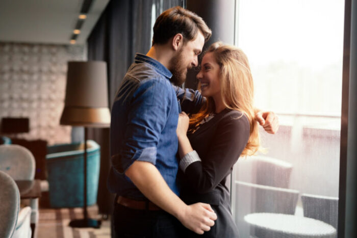 女性を自分の体で隠してキスしようとする 女性を自分の体で隠してキスしようとする