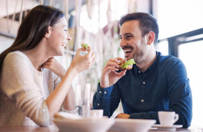 食事やお出かけによく誘ってくれる 食事やお出かけによく誘ってくれる