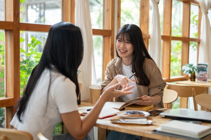 共通の友人に相手の近況を尋ねる