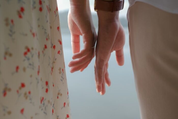 物を渡す時に手が触れるのはわざと?偶然の脈なしサインは? 物を渡す時に手が触れるのはわざと?偶然の脈なしサインは?