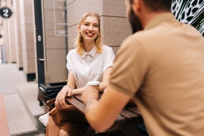 少し照れた様子を見せ、謙遜する 少し照れた様子を見せ、謙遜する