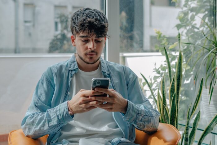 用事がないと連絡しない男性の本音!彼は何を考えているの?