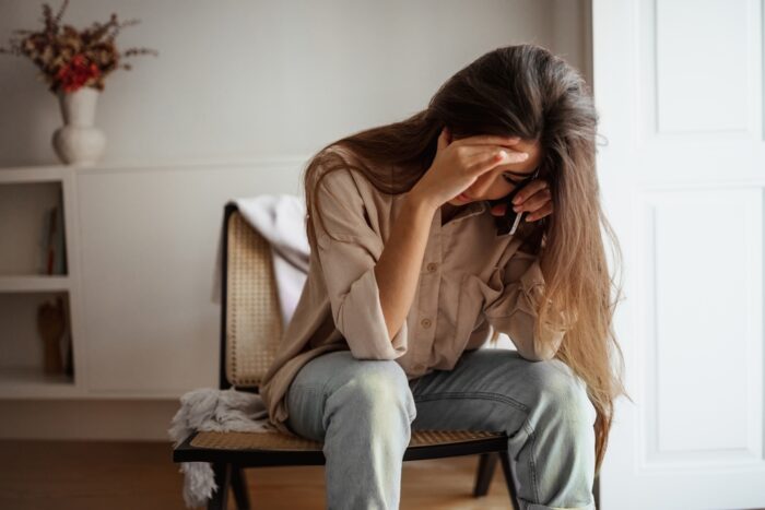 「話を聞いてほしい」と彼に頼み、依存する