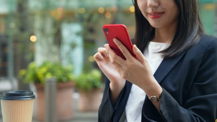 SNSに充実した日常の様子を載せる SNSに充実した日常の様子を載せる
