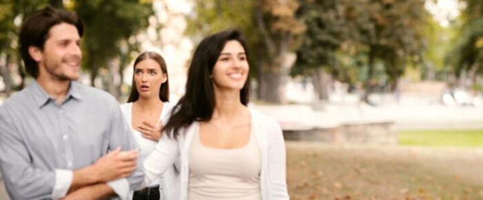 他の女性が気になっている 他の女性が気になっている