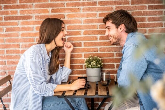 会話が途切れずいつまでも続く 会話が途切れずいつまでも続く