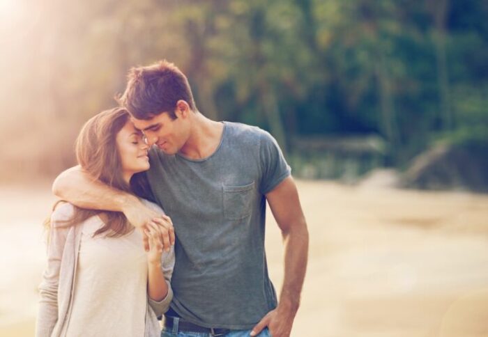 付き合ってないのに帰り際にハグする男性心理とは？別れ際にハグする理由と対処法！