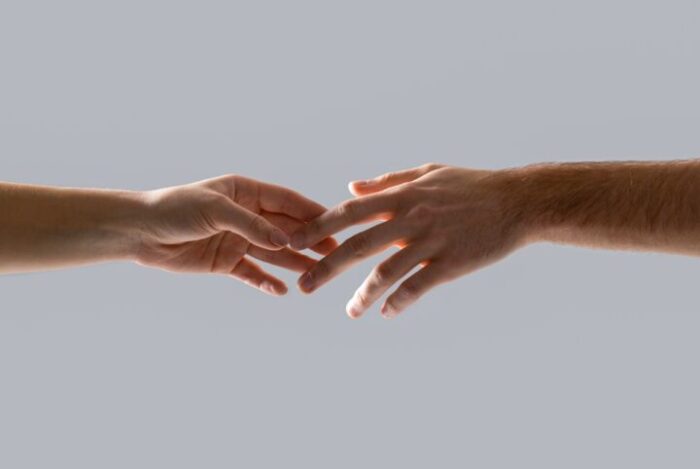偶然手が触れた時の男性心理とは?手が触れた時彼は何を考えている? 偶然手が触れた時の男性心理とは?手が触れた時彼は何を考えている?