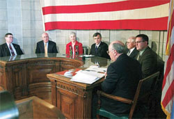 2004年12月、ネブラスカ州の選挙人団がネブラスカ州リンカーンに集まり、同州 の選挙人票５票を、ジョージ・Ｗ・ブッシュ大統領に投じる (©Nati Harnik /AP Images)