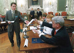 2004年、民主党の大統領候補ジョン・ケリーに、ワシント ン州の11票を投じる同州選挙人団　(©Ted S. Warren /AP Images)