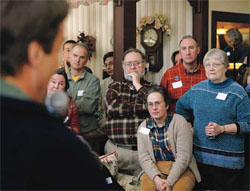 2008年初めの予備選シーズンにおいて、ニューハンプシャーの有権者たちが、セ イラムの個人の家で、民主党の大統領候補指名を目指すジョン・エドワーズの話に耳を傾け る　(©Jim Cole/AP Images)