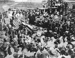 第３政党の大統領候補は20世紀に数回 現れた。当選はしなかったが、大統領選挙に影 響を与えている。1912年、自党「ブルムース」 （革新党）の支持者に向かって演説する元大統領 セオドア・ルーズベルト　(©CORBIS)