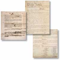 右は、合衆国憲法原本の重なった2ページ分。左は、1789年8月24日、憲法を修正し、17の修正条項から成る権利の章典を追加することを提案した下院合同決議の、注釈付き印刷版。