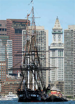 ボストンハーバーに停泊する軍艦「コンスティチューション」（1797年進水）(© AP Images/Michael Dwyer)