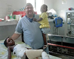 ハイチ地震被災者の救援に当たる、ボストン出身の上級看護師、エド・アルント(©Partners In Health)